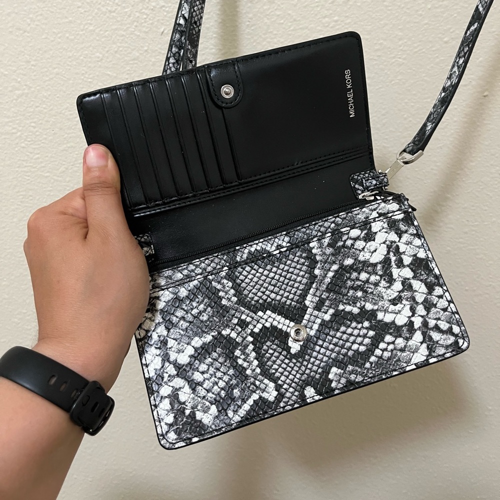 •MICHAEL KORS• Jet Set Charm Small Phone Crossbody Black White Grey Card Slots - Picture 4 of 16
